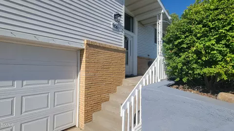906 3rd St NW, Mandan, ND 58554 photo 2