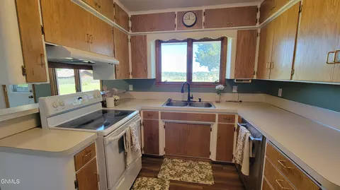 906 3rd St NW, Mandan, ND 58554 photo 11