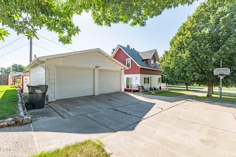 710 1st St NW, Mandan, ND 58554
