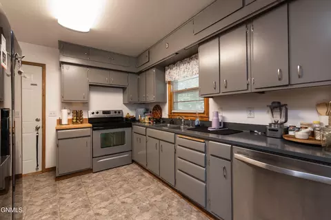 320 19th St, Bismarck, ND 58501 photo 8