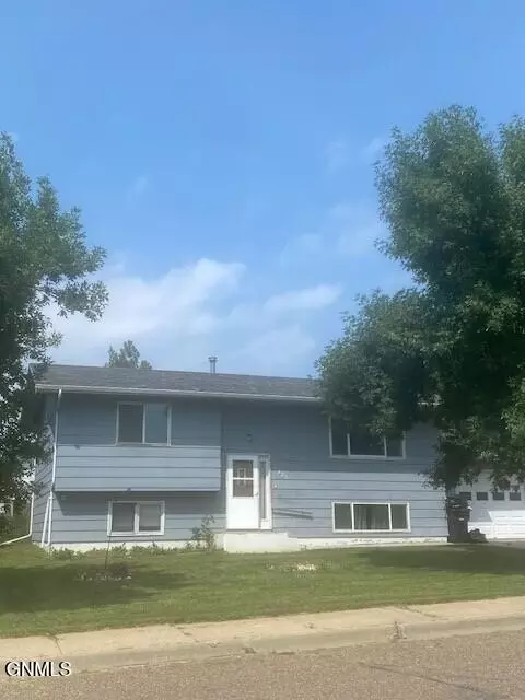 225 6th St SE, Dickinson, ND 58601