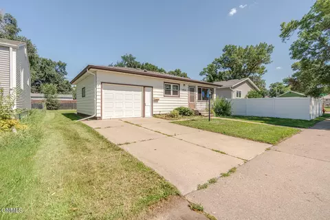 1916 Rosser Ave, Bismarck, ND 58501 photo 2