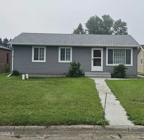 925 15th St SW, Jamestown, ND 58401