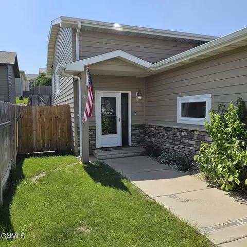 1213 24th St W, Dickinson, ND 58601