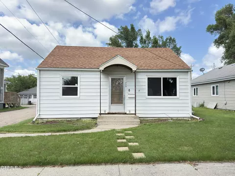 724 4th St SW, Valley City, ND 58072