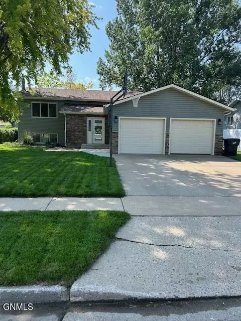 1679 Pocatello Dr, Bismarck, ND 58504