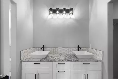 Bath - 3029 27th Ave W, Williston, ND 58801 photo 1 of 4