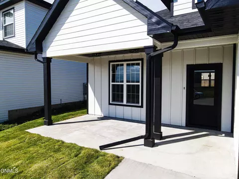 Exterior - 3029 27th Ave W, Williston, ND 58801 photo 4 of 6