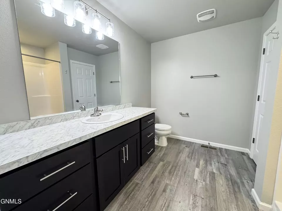 Bath - 6985 Majestic Loop, Lincoln, ND 58504 photo 1 of 8