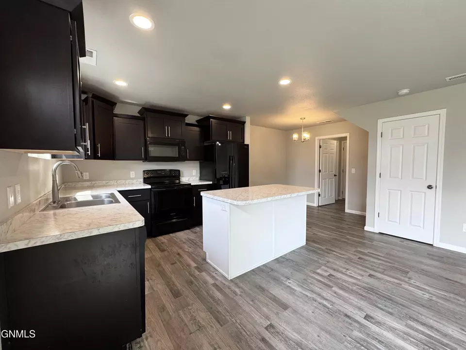 Kitchen - 6985 Majestic Loop, Lincoln, ND 58504 photo 2 of 10
