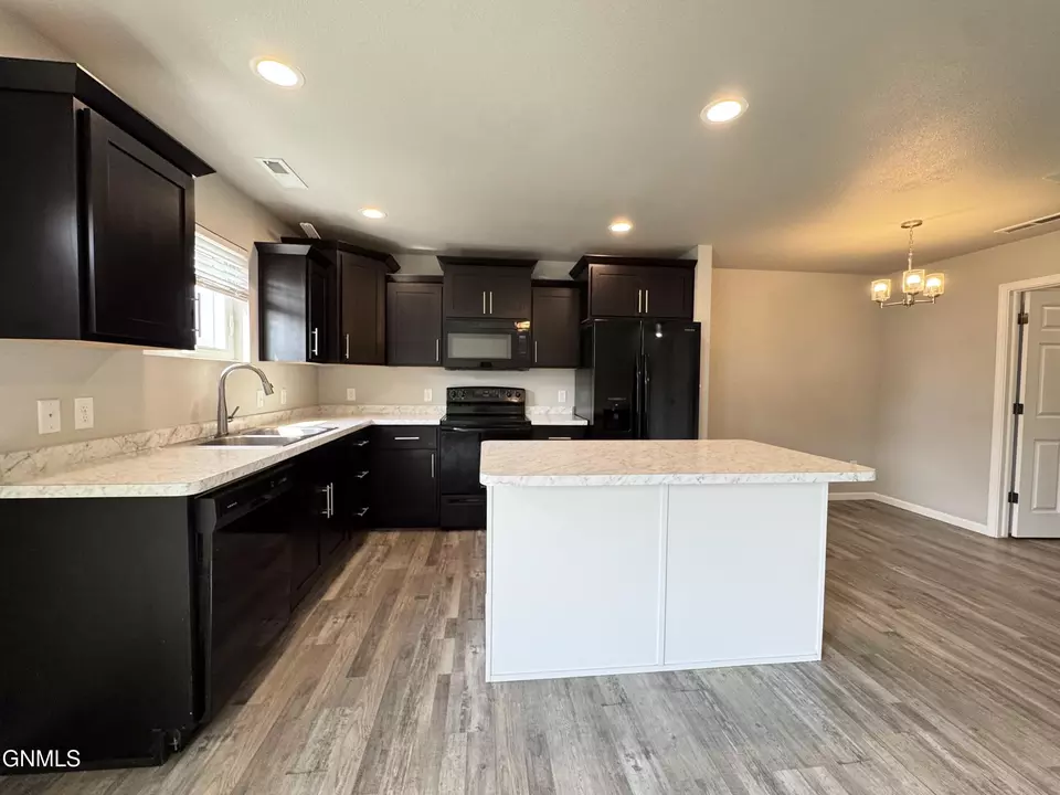 Kitchen - 6985 Majestic Loop, Lincoln, ND 58504 photo 3 of 10