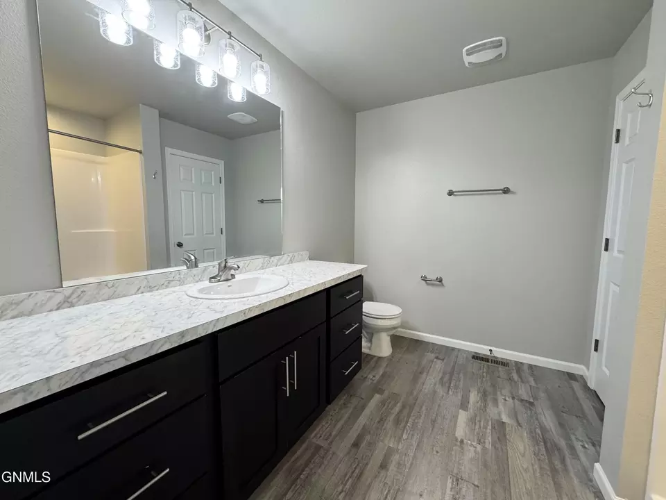 Bath - 6985 Majestic Loop, Lincoln, ND 58504 photo 4 of 8