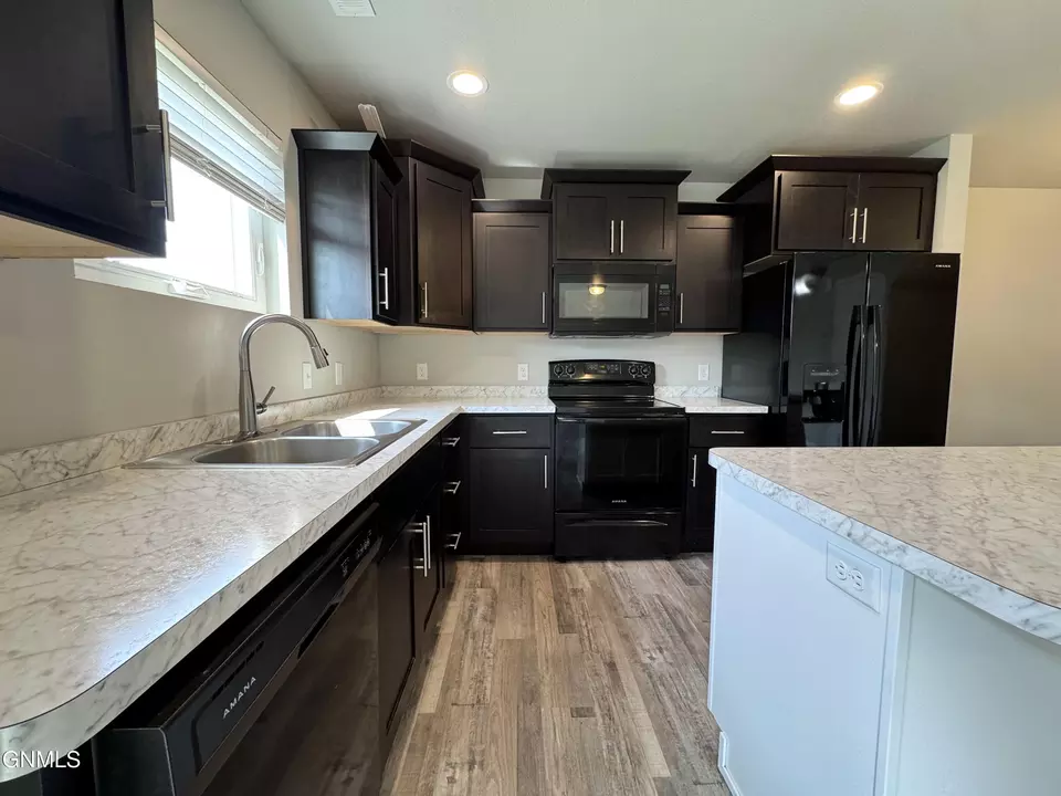 Kitchen - 6985 Majestic Loop, Lincoln, ND 58504 photo 4 of 10