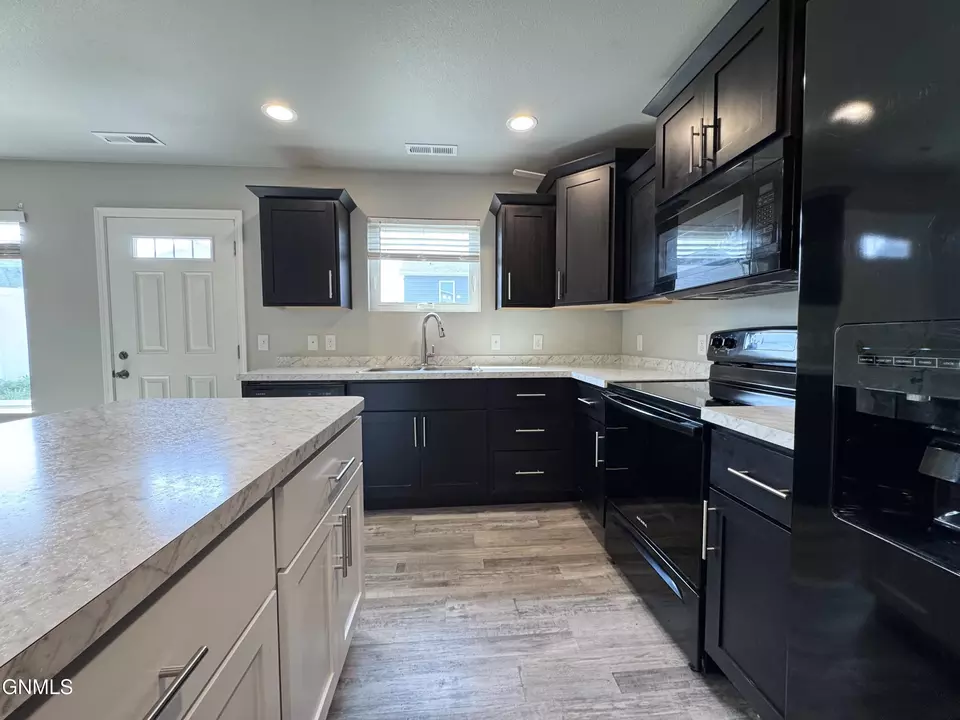 Kitchen - 6985 Majestic Loop, Lincoln, ND 58504 photo 7 of 10