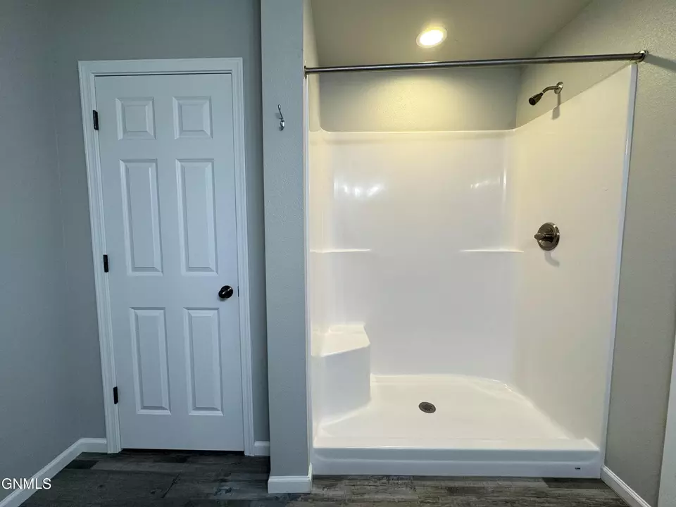 Bath - 6985 Majestic Loop, Lincoln, ND 58504 photo 6 of 8