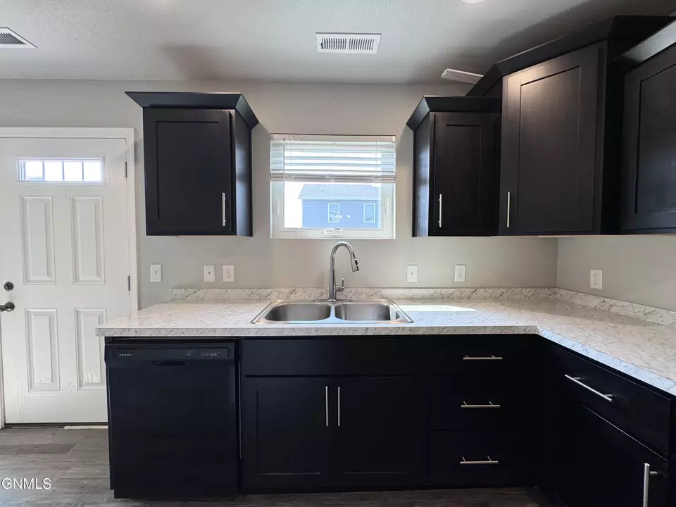 Kitchen - 6985 Majestic Loop, Lincoln, ND 58504 photo 8 of 10