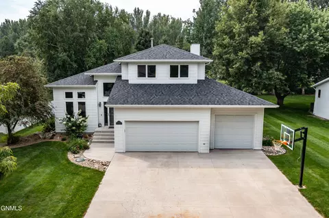 521 Munich Dr, Bismarck, ND 58504