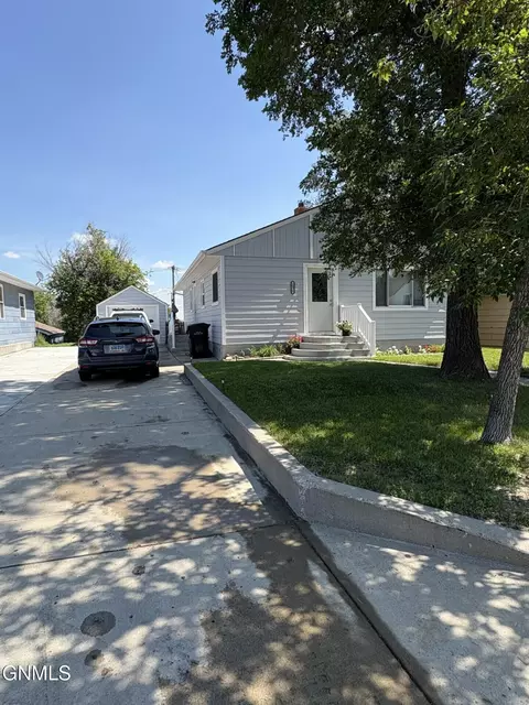 116 2nd St SW, Watford City, ND 58854