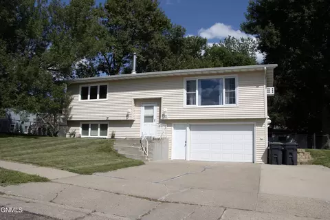 4204 38th Ave NW, Mandan, ND 58554