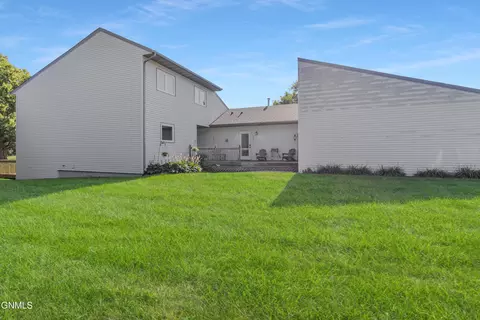 2855 Warwick Loop, Bismarck, ND 58504 photo 9