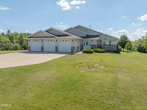 10613 Rose Dr, Bismarck, ND 58503