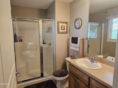 Bath - 2121 Sundancer Loop SE, Mandan, ND 58554 photo 1 of 2