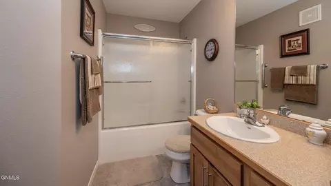 Bath - 2121 Sundancer Loop SE, Mandan, ND 58554 photo 2 of 2