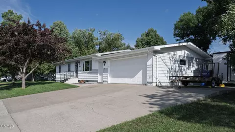 900 10th St NE, Beulah, ND 58523