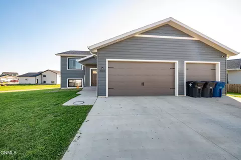 2004 Yellowstone Cir, Dickinson, ND 58601