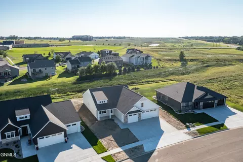 322 Flint Dr, Bismarck, ND 58503