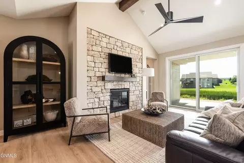 322 Flint Dr, Bismarck, ND 58503 photo 9