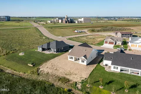 322 Flint Dr, Bismarck, ND 58503 photo 40