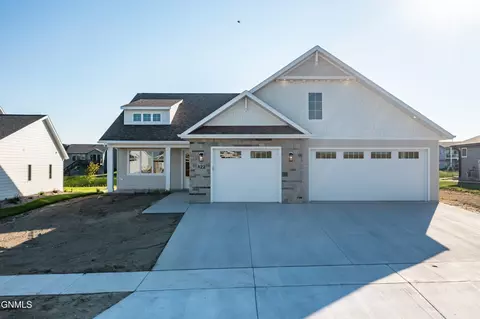 322 Flint Dr, Bismarck, ND 58503 photo 2