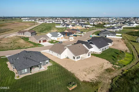 322 Flint Dr, Bismarck, ND 58503 photo 39