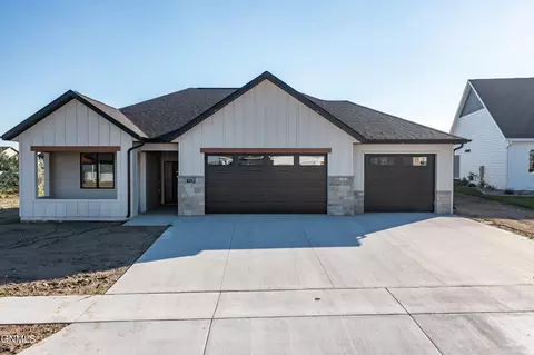 402 Flint Dr, Bismarck, ND 58503