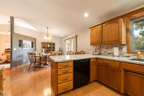 2216 Jackson Ave, Bismarck, ND 58501 photo 22