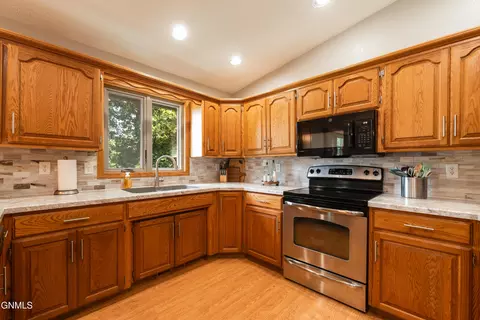 2216 Jackson Ave, Bismarck, ND 58501 photo 21