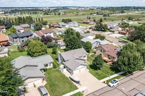 2216 Jackson Ave, Bismarck, ND 58501 photo 3