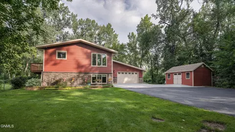 8624 Briardale Dr, Bismarck, ND 58504
