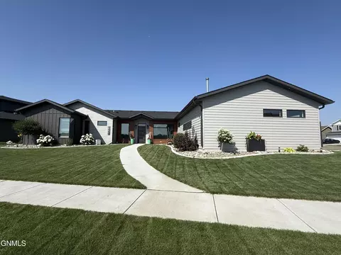 2231 Pirates Loop SE, Mandan, ND 58554 photo 1