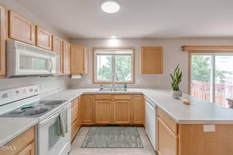 Kitchen - 4643 Kost Dr, Bismarck, ND 58503 photo 3 of 7