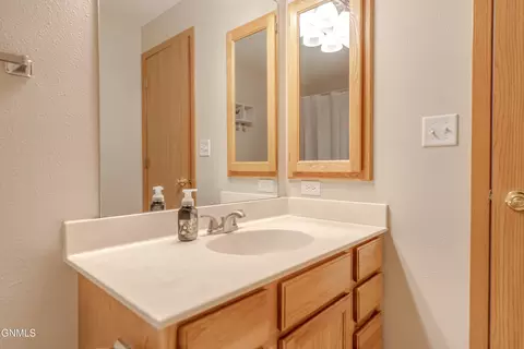 Bath - 4643 Kost Dr, Bismarck, ND 58503 photo 8 of 8