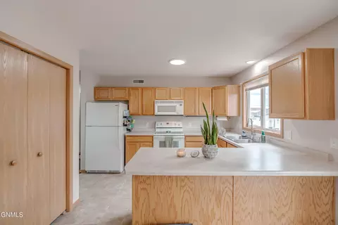 Kitchen - 4643 Kost Dr, Bismarck, ND 58503 photo 1 of 7