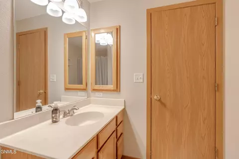 Bath - 4643 Kost Dr, Bismarck, ND 58503 photo 7 of 8