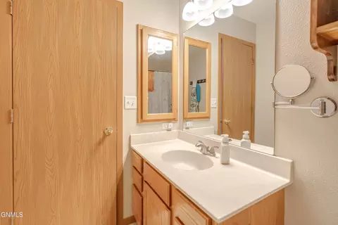 Bath - 4643 Kost Dr, Bismarck, ND 58503 photo 1 of 8