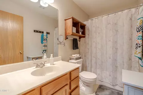 Bath - 4643 Kost Dr, Bismarck, ND 58503 photo 3 of 8