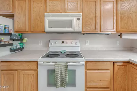 Kitchen - 4643 Kost Dr, Bismarck, ND 58503 photo 5 of 7