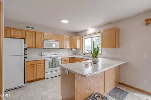 Kitchen - 4643 Kost Dr, Bismarck, ND 58503 photo 2 of 7