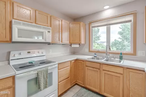 Kitchen - 4643 Kost Dr, Bismarck, ND 58503 photo 4 of 7
