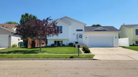 3004 Plainview Dr SE, Mandan, ND 58554 photo 2